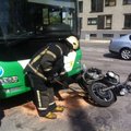 DELFI FOTOD: Tallinnas riivas buss mootorratast, viga sai bussis viibinud reisija