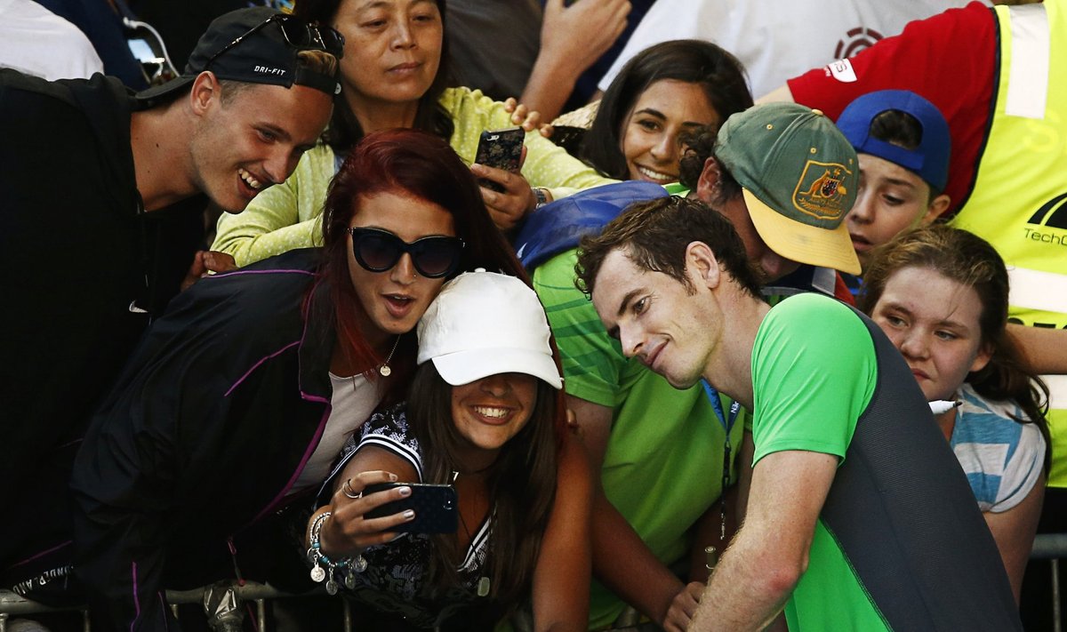 Andy Murray võiduka mängu järel fännide keskel