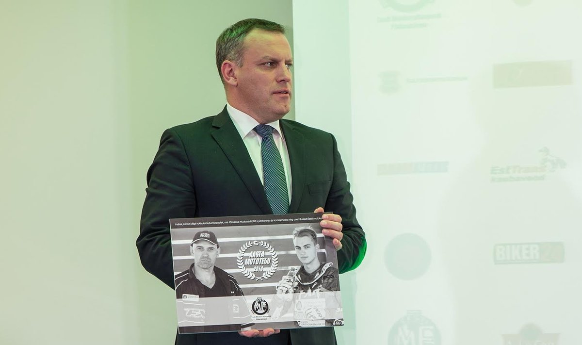 EMF-i president Andre Sepp üle andmas 2014. aasta mototeo auhinda