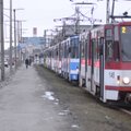 DELFI FOTOD: Tallinnas sõitis tramm rööbastelt maha, trammiliiklus seiskus