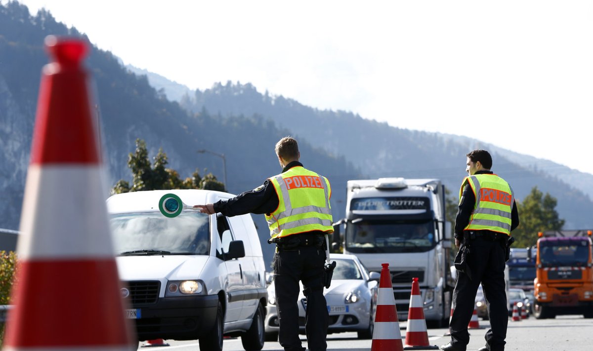 Saksa politsei suunab liiklust A93 kiirteel Austriast Saksamaale
