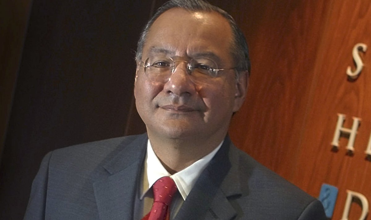 Endine USA suursaadik Manuel Rocha 2003. aastal.