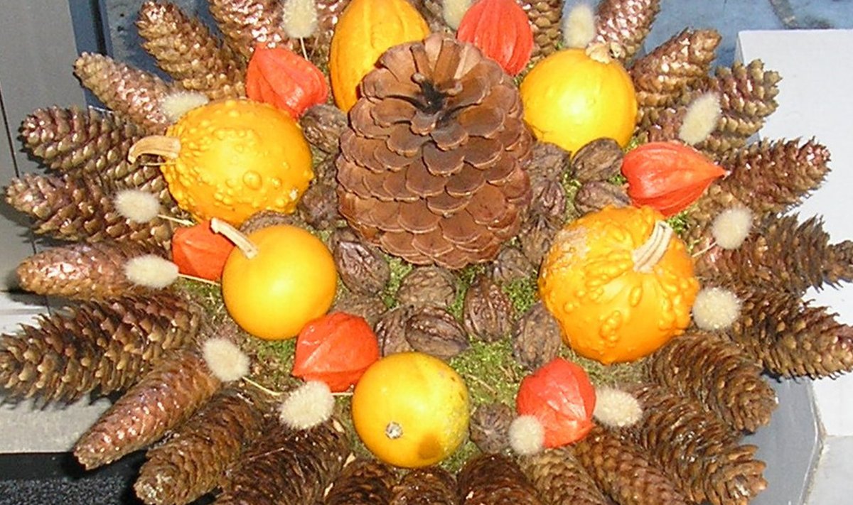 Käbipotid on kaunistatud sambla ja viljadega.