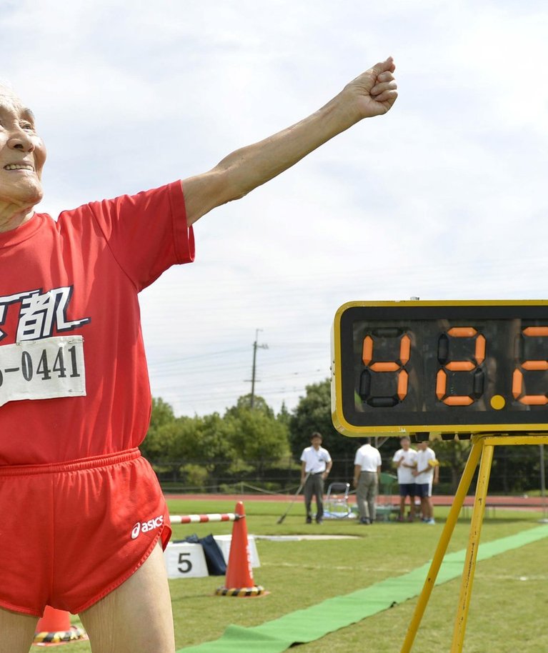 KULDNE BOLT: Kõige pikema keskmise elueaga - 83,7- võivad uhkustada jaapanlased. Pildil Hidekichi Miyazaki, kes püstitas 2010. aastal 100 meetri jooksu maailmarekordi ajaga 29.83. Seda mõistagi vanuseklassis M100. Foto on tehtud pärast 2015. aastal toimunud jooksu, kui Miyazaki oli juba 105aastane.