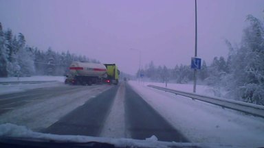VIDEO | Transpordiamet hoiatab: üle Eesti on teed lumised ja libedad. Lumesadu jätkub