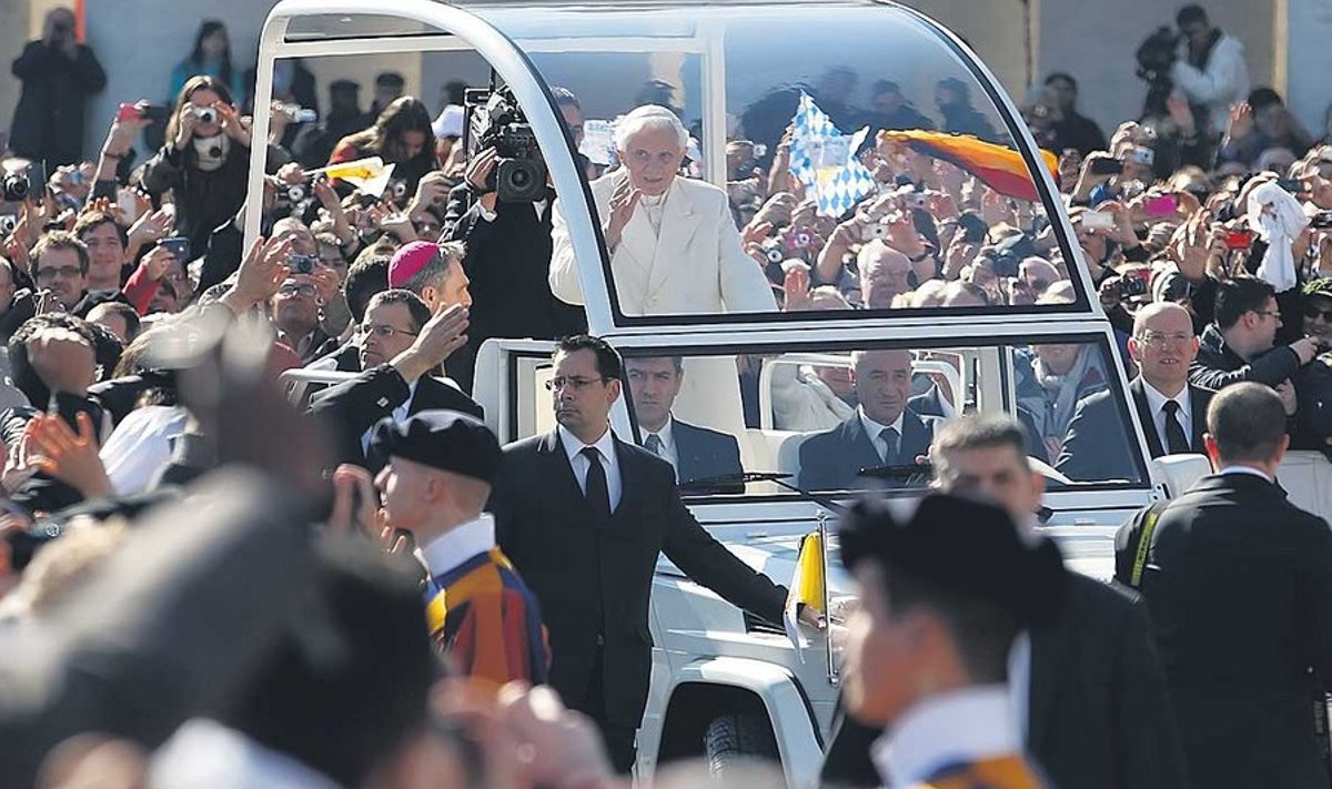 Paavst Benedictus XVI viimane saabumine Püha Peetruse väljakule, kus teda olid eile ära saatmas kümned tuhanded inimesed.