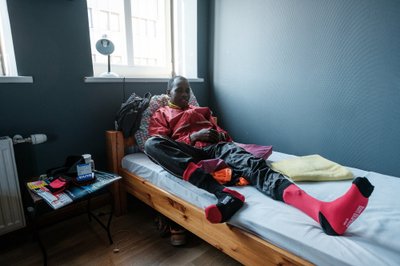 PUHKEHETK HOSTELIS: Eesti Ekspressi turundusosakond kandis hoolt, et Ibrahimil pärast sokkide väel läbitud maratoni sokivarud ikka taastatud saaksid.