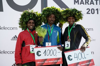AUTASUSTAMISEL: Riia maratoni pooldistantsil sai Ibrahim Mukunga seekordteise koha, kuid ka kuld ja pronks läksid tema kaasmaalastele Keeniast. Ka maratoni täisdistantsi on keenialasedalates 2007. aastast võitnud seitsmel korral.