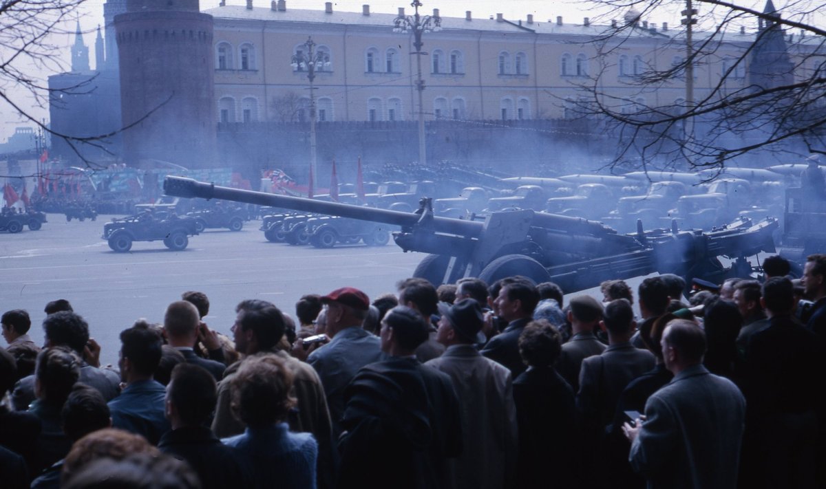 M-46 1964. aasta maiparaadil Punasel väljakul