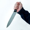 В Нарве молодой мужчина ударил человека и угрожал ему ножом в заведении питания на Петровской площади, его задержали, когда он пытался скрыться на BMW