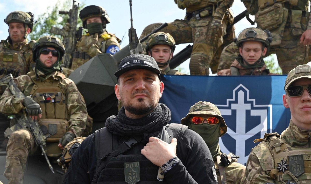 VENEMAALE JA TAGASI: „Vene Vabatahtliku Korpuse“ (RDK) komandör Deniss Kapustin koos oma võitlejatega. 