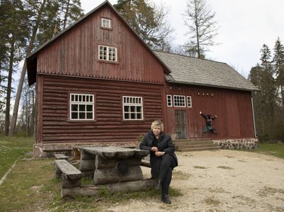 Tiina Alavere Roela Käbimaja ees, kus suvel võiks liikuda huviliste armaada, uudistada käbikuivatit ning mekkida kohvi.