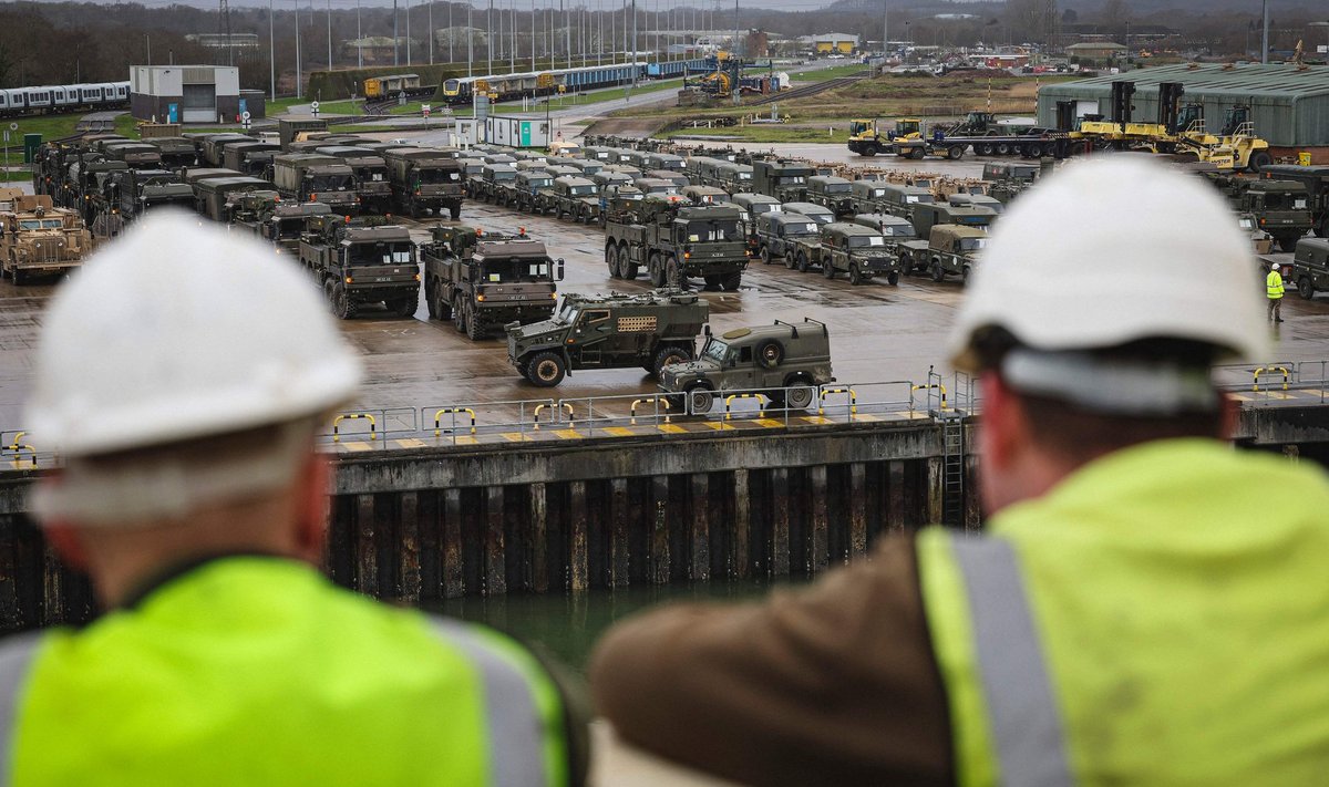 Briti armee logistikud korraldavad tehnika laadimist õppuse „Steadfast Defender“ jaoks, 13. veebruar