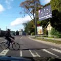 VIDEO: Jalgrattur sööstab ülekäigurajale ja pääseb napilt kokkupõrkest