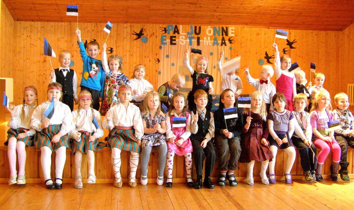 Ka Sipa-Laukna lasteaias mängisid lapsed presidendi vastuvõtu üsna samamoodi läbi nagu pühapäeval Estonia teatris toimunud aktusel.