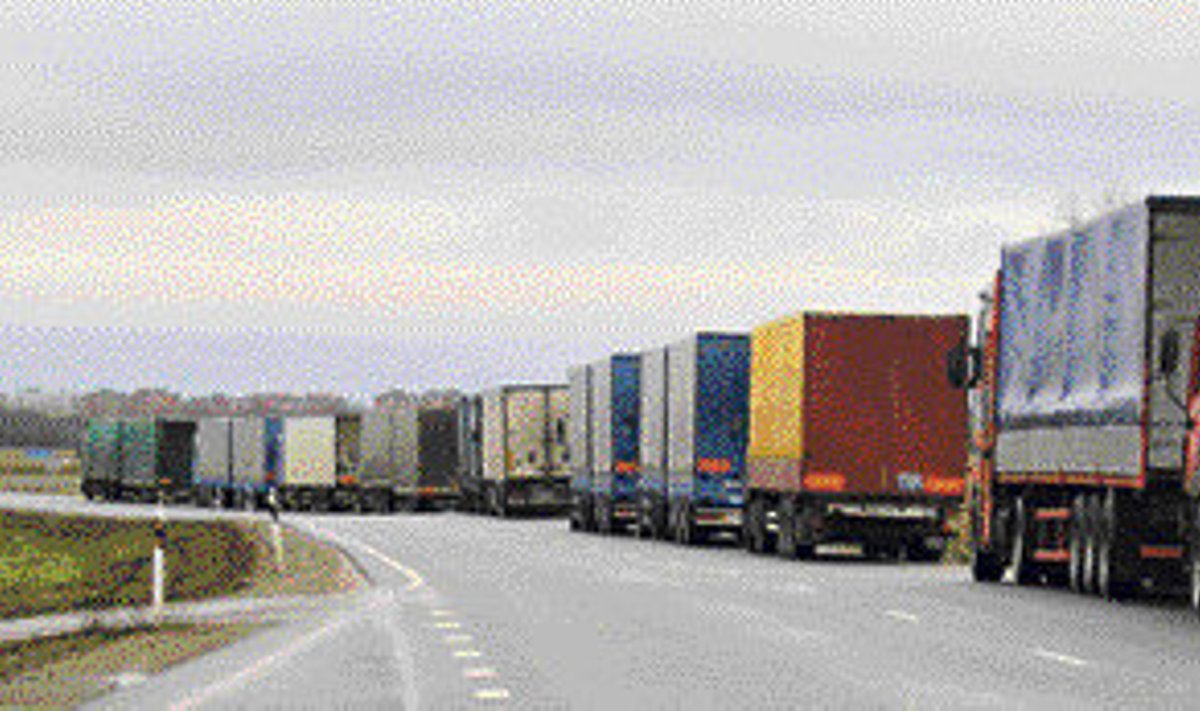 Vene tolli korraldatud venitav kontroll pani veoautod ka Narvas kilomeetrite pikkusesse piirijärjekorda.