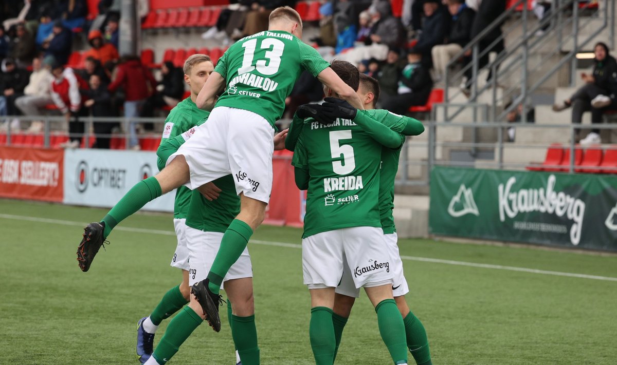 FC Flora mängijad tähistamas Nõmme Kalju väravasse löödud palli.