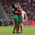 VIDEO | Ronaldo ees põlvili laskunud fänn sai mehise kallistuse, kuid Portugali staar jäi kuivale