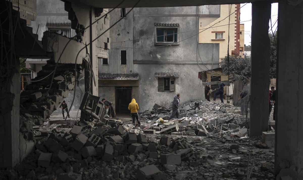 Palestiinlased uurivad hävinud maju pärast Iisraeli rünnakut Gaza sektori lõunaosas.