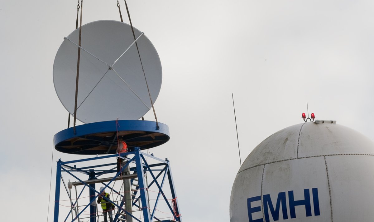 25aastaseks saab tänavu Eesti Ilmateenistus, mis 2013. aastani tegutses EMHI nime all. Pildil EMHI radari paigaldus 2009. a.