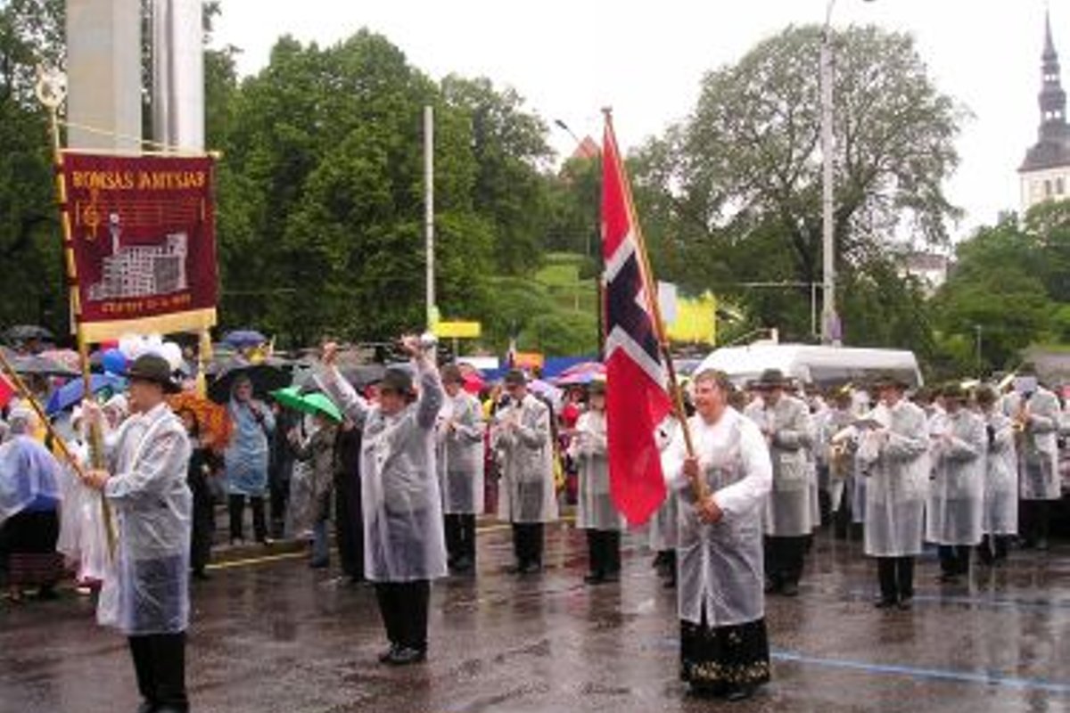 Tantsupidu jäi ära, rongkäik toimus