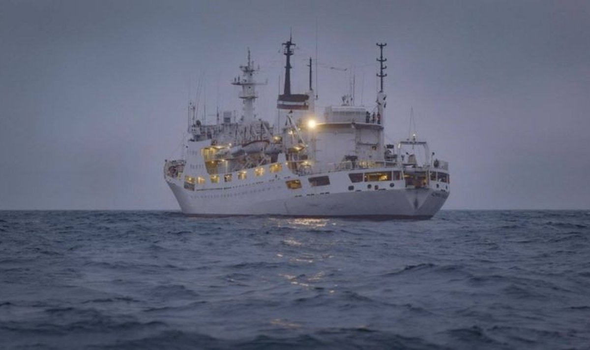 По данным разведок скандинавских стран, судно "Адмирал Владимирский", значащееся как океанографический корабль-исследователь, в одном из рейдов целый месяц плавало с выключенным передатчиком.