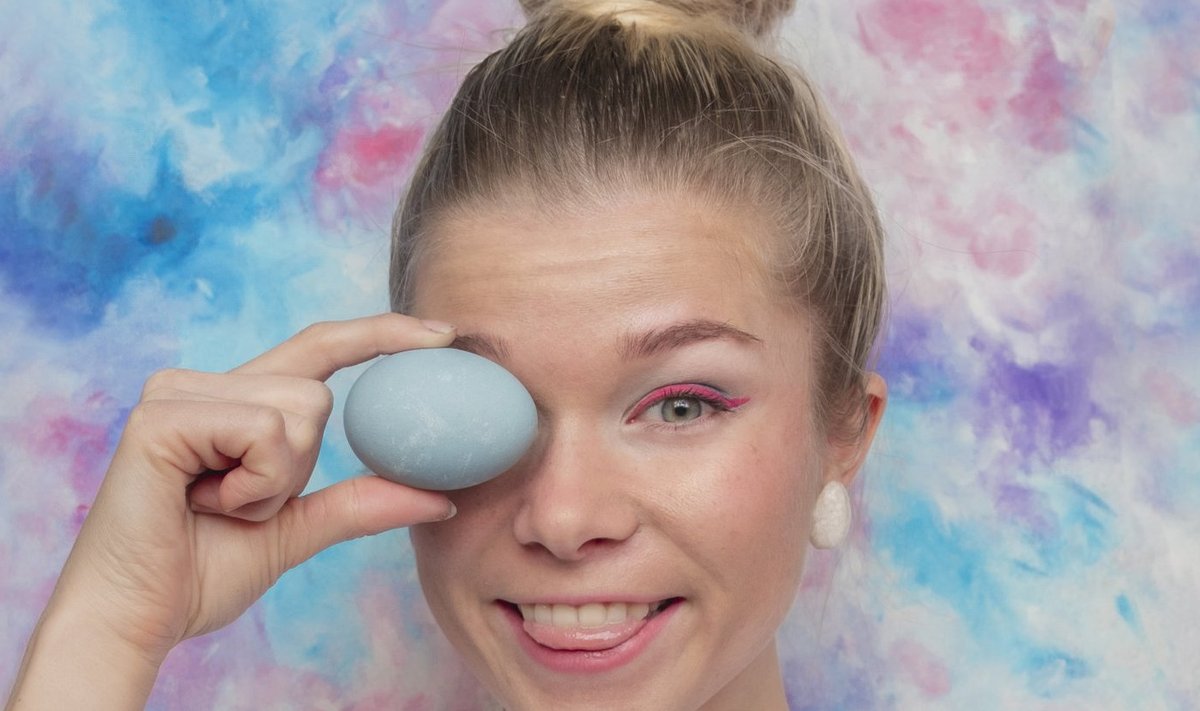 Laura Saks sai õpingutest idee, kuidas munakoortest kõrvarõngad teha.