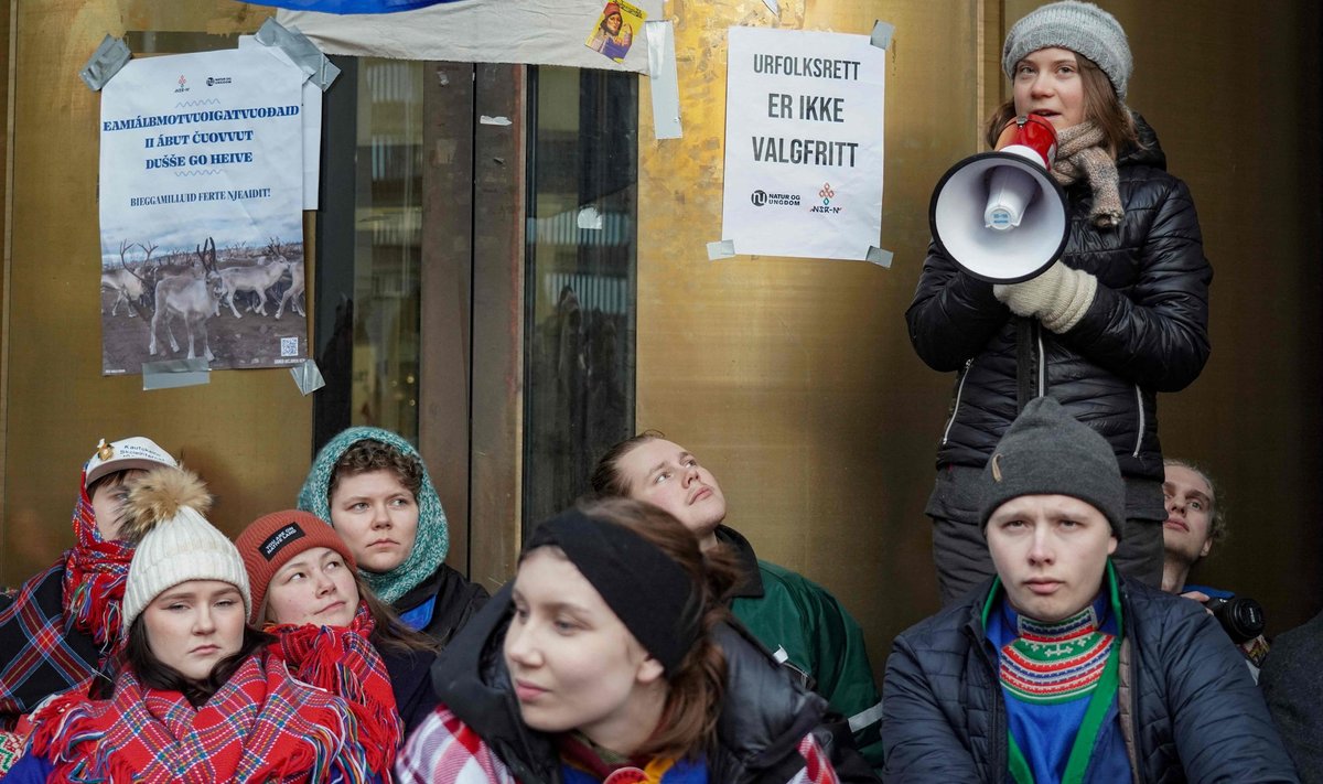 Rootsi Greta Thunberg ja teised noored kliimaaktivistid liikumistest „Loodus ja noored“ ja „Norra Samirs Riksforbund Nuorat“ blokeerimas Norra energiaministeeriumi sissepääsu. Nad protestivad põhjapõtrade pidamise aladele ehitatud tuuleturbiinide vastu.