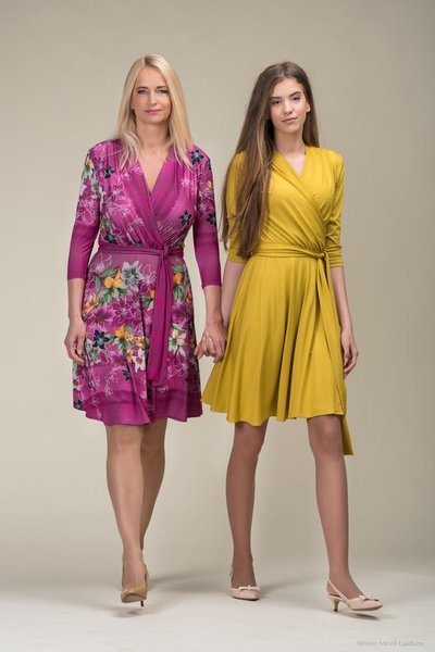 Donna Nordica emadepäeva kapselkollektsioon pakub heldelt naiselikkust. Esindatud on nii moekad värvid kui ka lilled. Selline kleit sobib suurepäraselt nii tööle kui ka pulma, lisa vaid aksessuaarid, mis välimuse viimistlevad.
