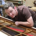 KLAVERIPOJA KOJUTULEK: Steinway tippinstrument valmib endiselt käsitööna ja robotist pianisti abiga