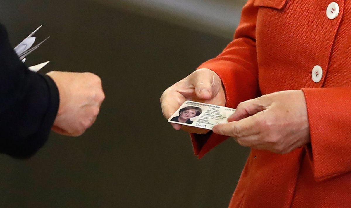 Saksamaa liidukantsler Angela Merkel oma ID-kaarti näitamas