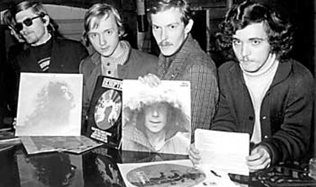 DISKO JUURED: Töövahendeid eksponeerivad (vasakult) Riho Baumann, Olav Osolin, Peeter Virsa ja Toomas Tiivel. Foto aastast 1973. erakogu