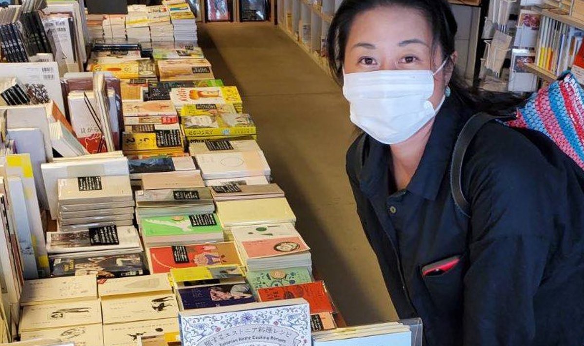 Keiko Sasaki Tokyo raamatupoes esimese jaapanikeelse Eesti kokaraamatuga.