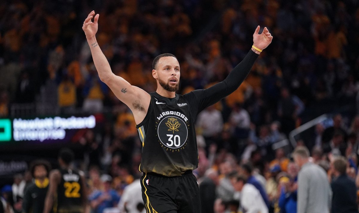 Stephen Curry vedas Golden State Warriorsi võidule.
