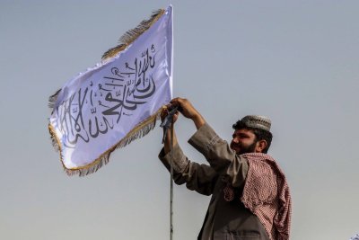 Talibani võitleja äärmusühenduse lipuga. 