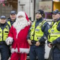 NUNNU KLÕPS | Politseinikud poseerivad Tallinnas Raekoja platsil koos jõuluvanaga
