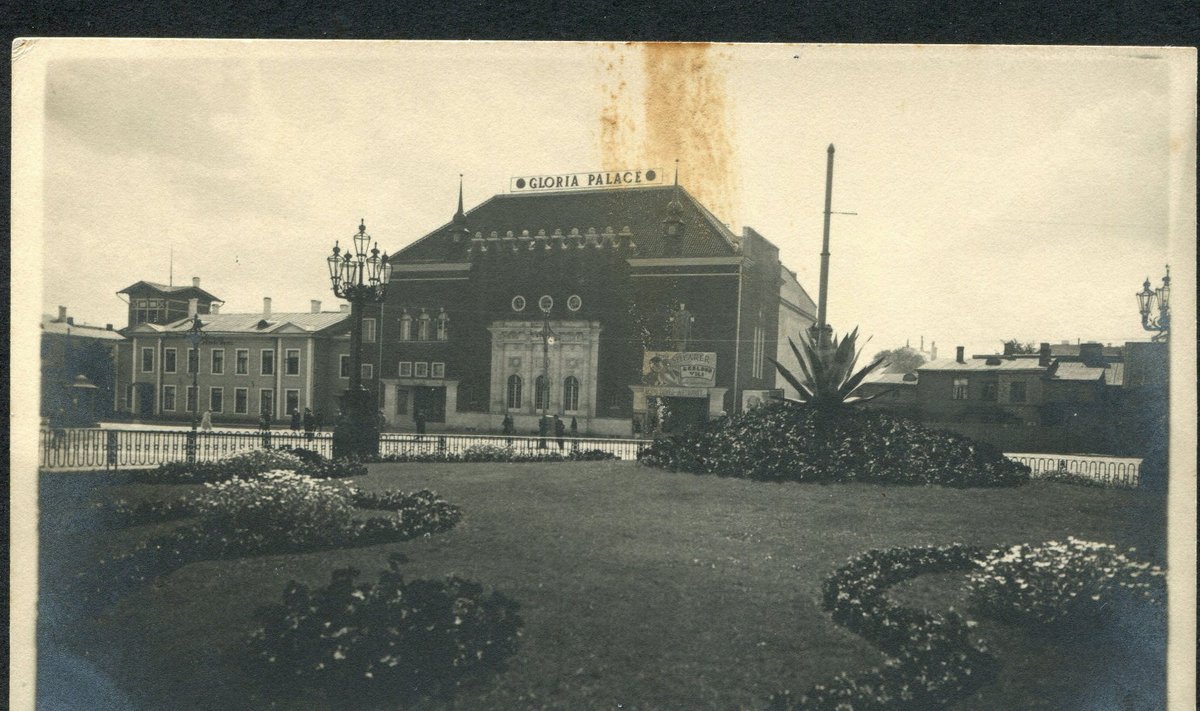 Vabaduse väljak aastal 1927. Keskel just uksed avanud kino Gloria Palace, vasakul Peetri võõrastemaja, mille asemel on praegu Hotell Palace.