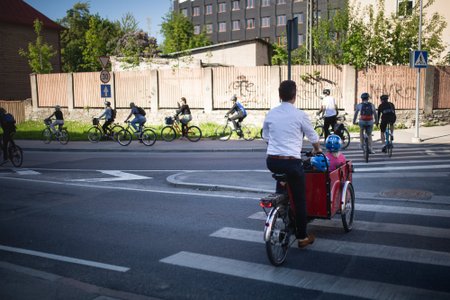 Kui Tallinna ratturid saaksid endale rattateed, ei peaks nad enam kõnniteedel sõitma ja jalakäijaid ohustama, sõnas Tallinna rattalinnapea Pärtel-Peeter Pere.