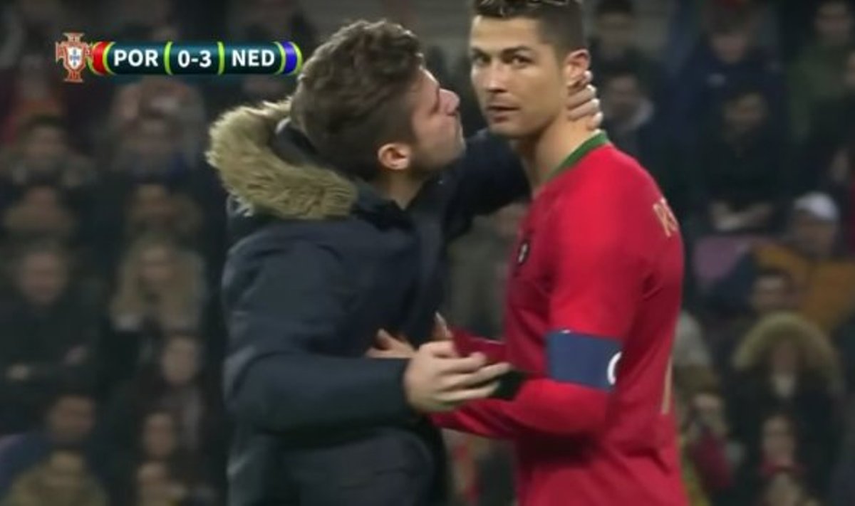 Fänn asus mängu ajal Ronaldot suudlema.