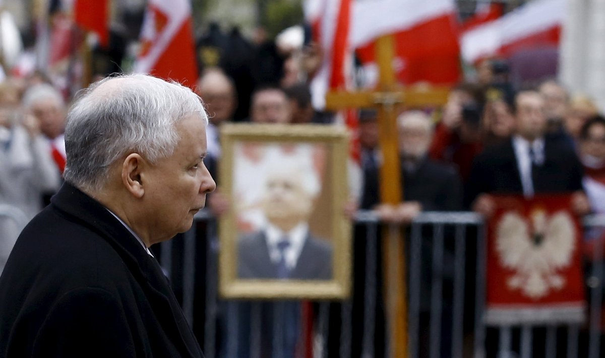 Jarosław Kaczyński (pildil) on Donald Tuskis pettunud, sest tema peaministriks oleku ajal uuriti lennuõnnetust, milles hukkus Kaczyński vend Lech.