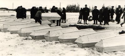Leinajad aastal 1942. Maetakse 8 juulil Tartu vanglas hukatuid. Esmalt olid kõik maetud suurde ühishauda. 