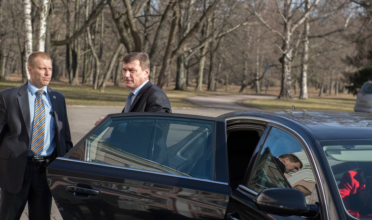 Peaminister Andrus Ansip oma ametiautost väljumas.