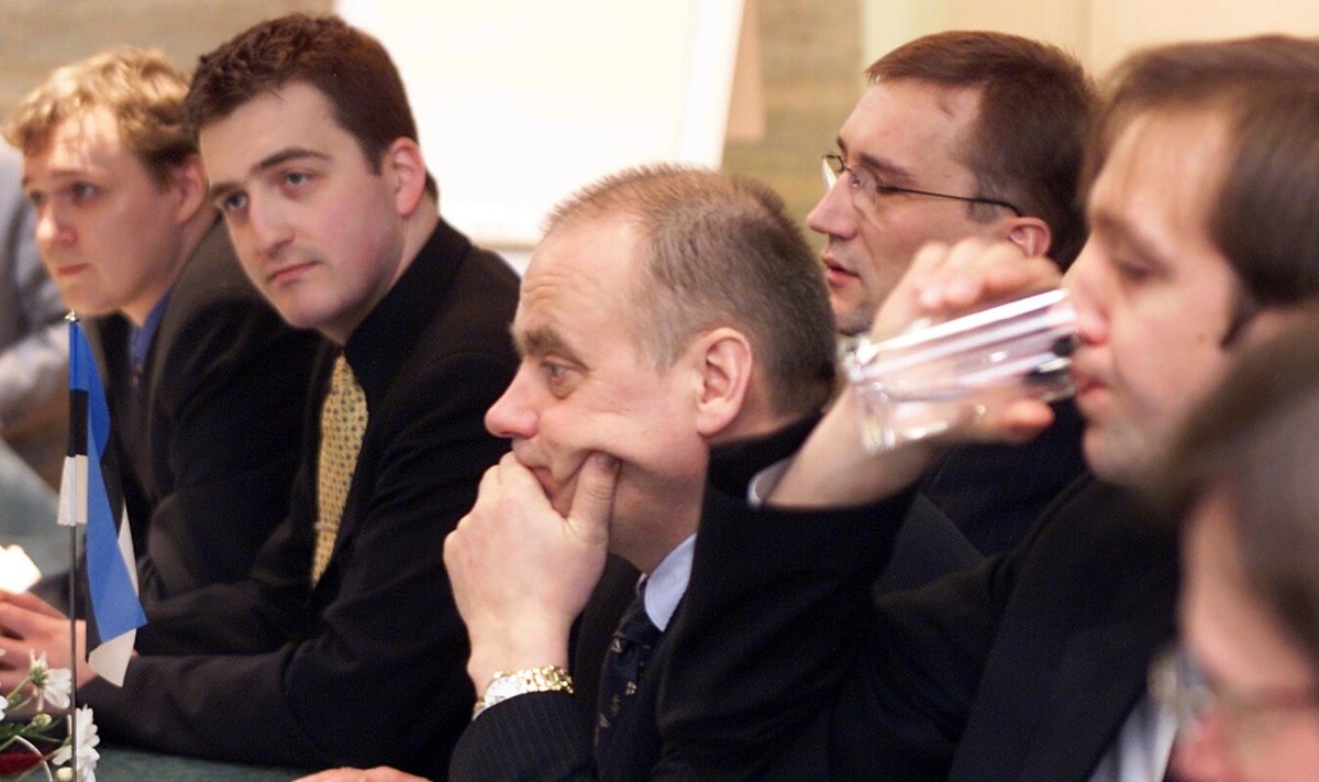 Nüüdne Parempoolsete juhtkuju Tõnis Kons (vasakult teine) oli Eesti poliitika tipus viimati eelmise kümnendi esimesel poolel. Muuhulgas istus ta 2003. aastal valitsusläbirääkimisel Res Publica delegatsioonis peatse peaministri Juhan Partsi paremal käel.