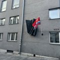 ФОТО | У барельефа Юхана Смуула в Старом городе был вывешен флаг ЭССР