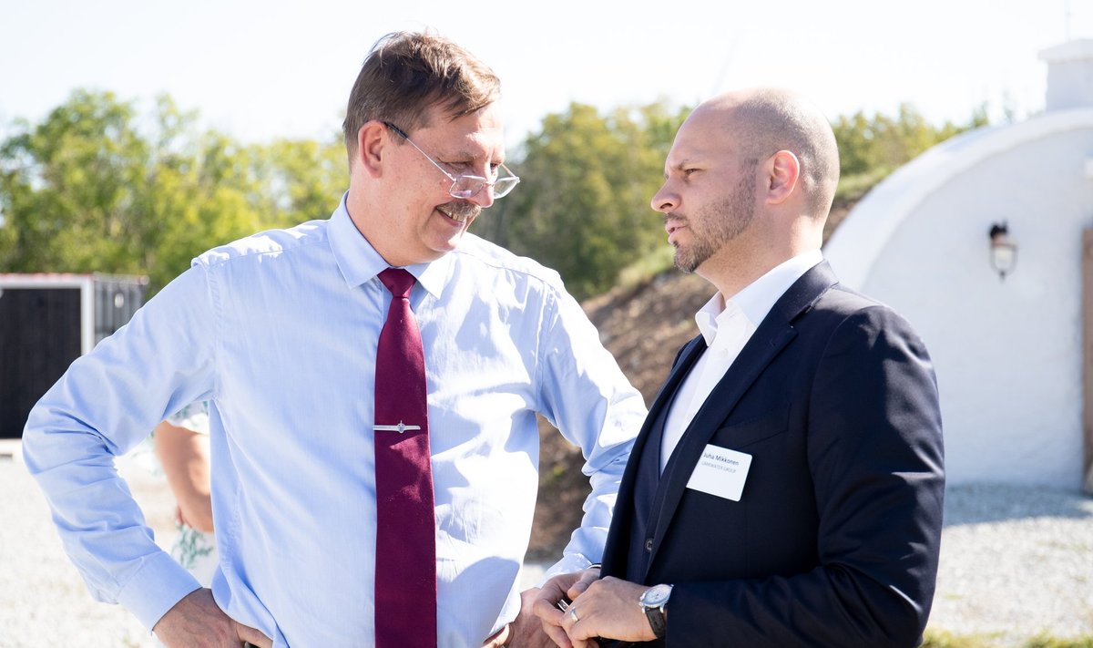 Taavi Aas eelmisel suvel suhtlemas Juha Mikkoneniga, kes toona tutvustas end miljardi-investeeringu tegijana.