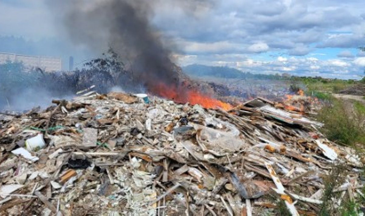 2 сентября в Нарве горела куча мусора