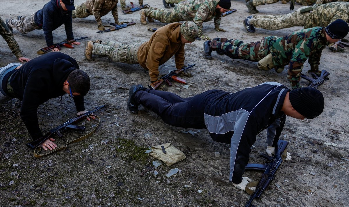Vabatahtlikult armeega liituda tahtvad sõdurikandidaadid Kiievis harjutusväljakul. Paljude pahameeleks ei luba uus mobilisatsiooniseadus veteranidel armeest lahkuda, kutsealuste ring aga laieneb liiga aeglaselt. 