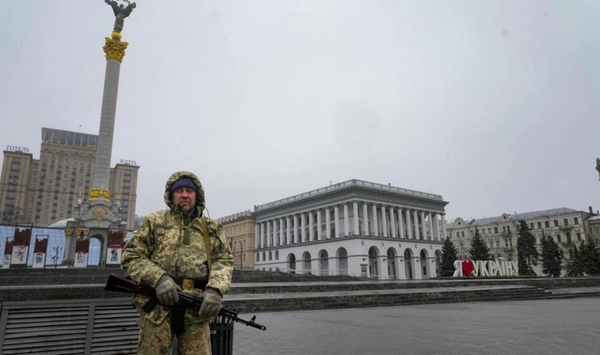 Военный стоит на площади Свободы в Киеве