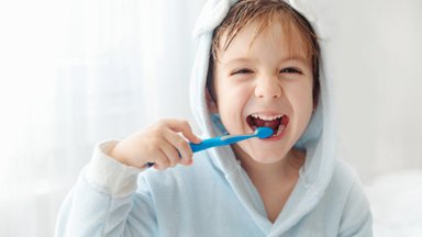 Hambaarsti juures peaks kontrollis käima juba varakult! Apteeker annab nõu: mida jälgida väikelaste suuhügieeni juures?