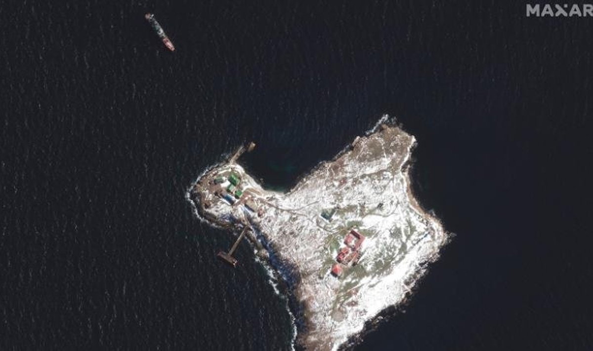 Satelliitpildil on näha kahjustatud hooned ja sadamas seisnud Vene sõjalaev.